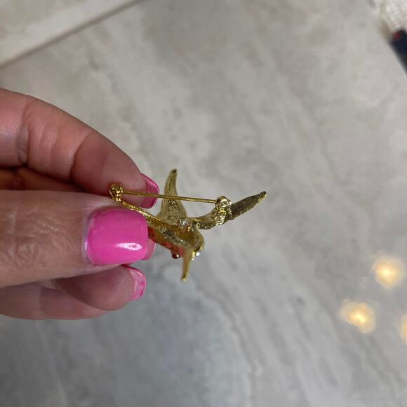 Hummingbird gold toned pin brooch pink eye rhinestone detail - Picture 8 of 12